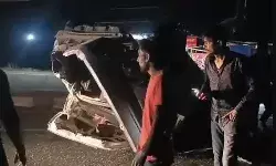 हाईवे पर हादसा- बेकाबू होकर पलटी कार के उड़े परखच्चे- दो की मौत हाईवे पर हादसा- बेकाबू होकर पलटी कार के उड़े परखच्चे- दो की मौत