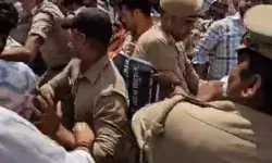 राजधानी में ABVP का प्रदर्शन- फूंका अखिलेश यादव का पुतला- पुलिस से झड़प राजधानी में ABVP का प्रदर्शन- फूंका अखिलेश यादव का पुतला- पुलिस से झड़प