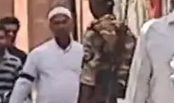 अलर्ट पुलिस ने मस्जिद के बाहर नमाजियों से उतरवाई काली पट्टी अलर्ट पुलिस ने मस्जिद के बाहर नमाजियों से उतरवाई काली पट्टी