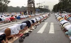 बोली पुलिस- सड़क पर नमाज पढ़ने पर रोक- नहीं मानने पर पासपोर्ट....