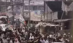 सांप्रदायिक हिंसा के बाद इंटरनेट बंद- गाड़ियों में तोड़फोड़, लूट एवं.. सांप्रदायिक हिंसा के बाद इंटरनेट बंद- गाड़ियों में तोड़फोड़, लूट एवं..