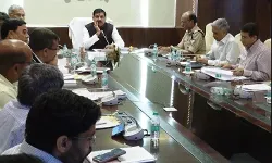 देरी पर एक्शन- सीएम ने भरी मीटिंग में चार अफसरों को किया सस्पेंड देरी पर एक्शन- सीएम ने भरी मीटिंग में चार अफसरों को किया सस्पेंड