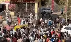 तेजाजी मंदिर में मूर्ति तोड़ने पर हंगामा- सड़क जाम, जलाए टायर.... तेजाजी मंदिर में मूर्ति तोड़ने पर हंगामा- सड़क जाम, जलाए टायर....