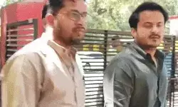 ईद से पहले मोहम्मद आजम खान से मुलाकात करने जेल पहुंचा बेटा ईद से पहले मोहम्मद आजम खान से मुलाकात करने जेल पहुंचा बेटा