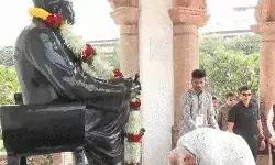 RSS मुख्यालय पहुंचे PM मोदी ने हेडगेवार व गोलवलकर को दी श्रद्धांजलि RSS मुख्यालय पहुंचे PM मोदी ने हेडगेवार व गोलवलकर को दी श्रद्धांजलि