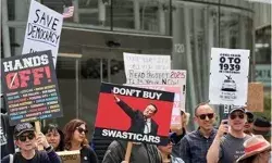 एलन मस्क के खिलाफ सड़क पर उतरी हजारों की भीड़- फूंक दी टेस्ला की कारें