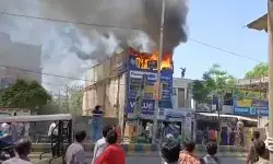 वैल्यू प्लस शोरूम में भयंकर आग- सडक पर आवाजाही हो गई बंद
