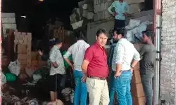 ग्लास गोदाम में लगी आग- आसपास के लोगों में फैली भारी दहशत ग्लास गोदाम में लगी आग- आसपास के लोगों में फैली भारी दहशत