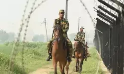 बॉर्डर से भारतीय सीमा में घुसे पाकिस्तानी को BSF ने पकड़कर पुलिस को.. बॉर्डर से भारतीय सीमा में घुसे पाकिस्तानी को BSF ने पकड़कर पुलिस को..