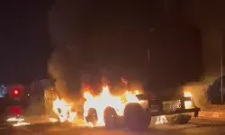 तीन गाड़ियों की भिड़ंत में दो डंपरों में लगी भीषण आग- दो लोग जिंदा जले तीन गाड़ियों की भिड़ंत में दो डंपरों में लगी भीषण आग- दो लोग जिंदा जले