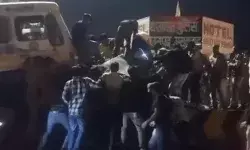 हाईवे पर कंटेनर की टक्कर से उडे कार के परखच्चे- दो लड़कियों की.... हाईवे पर कंटेनर की टक्कर से उडे कार के परखच्चे- दो लड़कियों की....