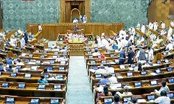 विपक्ष के जोरदार विरोध के बीच लोकसभा में पेश किया वक्फ बिल विपक्ष के जोरदार विरोध के बीच लोकसभा में पेश किया वक्फ बिल