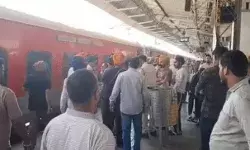 सीट के विवाद में ट्रेन में चली तलवार- सरदार ने युवक को किया घायल सीट के विवाद में ट्रेन में चली तलवार- सरदार ने युवक को किया घायल