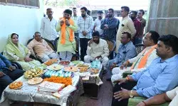 घर घर संपर्क अभियान में मंत्री कपिल ने पत्रक बांटकर किया संवाद