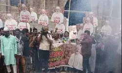 मुस्लिमों की बिल के समर्थन में आतिशबाज़ी - गुलाब लेकर महिलाओं बोली... मुस्लिमों की बिल के समर्थन में आतिशबाज़ी - गुलाब लेकर महिलाओं बोली...