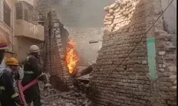 मडगार्ड पेंटिंग फैक्ट्री में लगी आग में लाखों का माल जलकर हुआ खाक