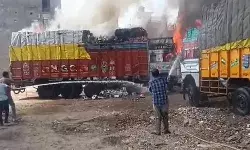 गोदाम में खड़े ट्रक में अभी लगी आग ने 6 अन्य ट्रकों को चपेट में लिया