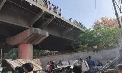 फ्लाईओवर से 50 फीट नीचे गिरी कार- मां के गर्भ में पल रही बच्ची...