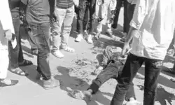 बाइक पर जा रहे युवक पर चाइनीज मांझे का अटैक कटी गर्दन- सड़क पर.. बाइक पर जा रहे युवक पर चाइनीज मांझे का अटैक कटी गर्दन- सड़क पर..