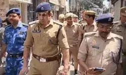 शाही जामा मस्जिद के बाहर हवन करने की कोशिश- तीन गिरफ्तार शाही जामा मस्जिद के बाहर हवन करने की कोशिश- तीन गिरफ्तार