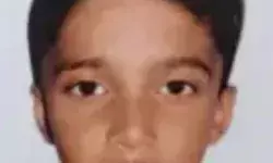 तेज रफ्तार कार ने स्कूल वैन को मारी टक्कर- ड्राइवर की हालत गंभीर