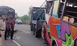 खड़े ट्रक से टकराई वैन के उड़े परखच्चे - चली गई पांच लोगों की जान खड़े ट्रक से टकराई वैन के उड़े परखच्चे - चली गई पांच लोगों की जान