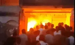 मंदिर गए परिवार के घर में लगी भीषण आग ने मचाया तांडव- आसपास के.. मंदिर गए परिवार के घर में लगी भीषण आग ने मचाया तांडव- आसपास के..