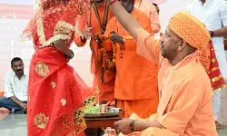 गोरखनाथ मंदिर में सीएम योगी ने किया कन्या पूजन और पखारे पांव