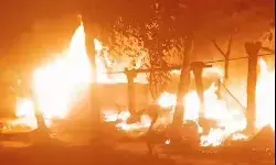 गैस सिलेंडर में हुए ब्लास्ट से तीन घर जलकर राख- गांव में मची चीख पुकार गैस सिलेंडर में हुए ब्लास्ट से तीन घर जलकर राख- गांव में मची चीख पुकार