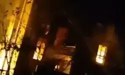 इकट्ठा हुई भीड़ ने भाजपा नेता के घर में तोड़फोड़ कर लगा दी आग इकट्ठा हुई भीड़ ने भाजपा नेता के घर में तोड़फोड़ कर लगा दी आग