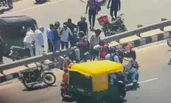 दिनदहाड़े स्कूटी सवार महिला से चेन लूट- हाईवे पर दौड़ती गाड़ियों के... दिनदहाड़े स्कूटी सवार महिला से चेन लूट- हाईवे पर दौड़ती गाड़ियों के...