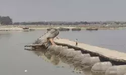 पांटून पुल हटाते समय हादसा- गंगा में गिरी जेसीबी- कई लोगों को... पांटून पुल हटाते समय हादसा- गंगा में गिरी जेसीबी- कई लोगों को...