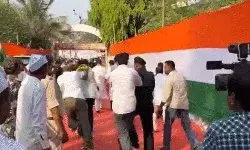 राहुल गांधी के सामने कांग्रेसियों में जूतम पैजार- उठाकर पटका