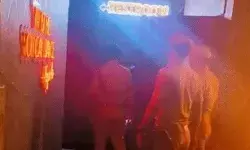 छापे में आधीरात को भी गुलजार मिले स्पा सेंटर- पुलिस देख लड़के..... छापे में आधीरात को भी गुलजार मिले स्पा सेंटर- पुलिस देख लड़के.....