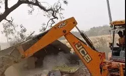 ट्रिपल मर्डर-हत्यारोपी की कोठरी पर बुलडोजर- परिजन पूरे मकान को ढहाने.. ट्रिपल मर्डर-हत्यारोपी की कोठरी पर बुलडोजर- परिजन पूरे मकान को ढहाने..