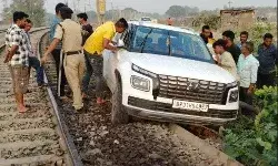 गूगल मैप ने कार सवार को रेलवे ट्रैक पर फंसाया- लोको पायलट ने..... गूगल मैप ने कार सवार को रेलवे ट्रैक पर फंसाया- लोको पायलट ने.....