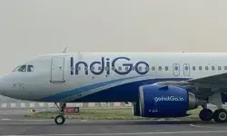 एयरपोर्ट पर लैंड हुई फ्लाइट में 1 घंटे तक दो मंत्रियों सहित फंसे रहे.. एयरपोर्ट पर लैंड हुई फ्लाइट में 1 घंटे तक दो मंत्रियों सहित फंसे रहे..