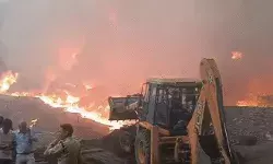 पाइप फैक्ट्री में आग का तांडव- आग रोकने को रेत मिट्टी की दीवार.. पाइप फैक्ट्री में आग का तांडव- आग रोकने को रेत मिट्टी की दीवार..