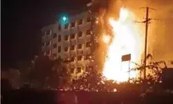 होटल में लगी आग से उठ रहे धुएं के बड़े बड़े गुब्बार- फायर कर्मी मौके..