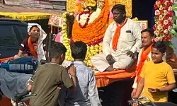 आकर्षक झांकियों एवं बैंडबाजों के काफिले के साथ नगर भ्रमण पर निकले.... आकर्षक झांकियों एवं बैंडबाजों के काफिले के साथ नगर भ्रमण पर निकले....