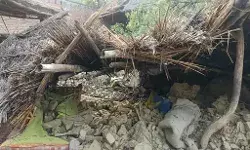 किसान के ऊपर भरभराकर गिरी दीवार और छप्पर- चली गई जान किसान के ऊपर भरभराकर गिरी दीवार और छप्पर- चली गई जान