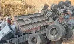 कार के परखच्चे उड़ाकर ट्रेलर खाई में पलटा- 5 लोगों के शव निकालने को... कार के परखच्चे उड़ाकर ट्रेलर खाई में पलटा- 5 लोगों के शव निकालने को...