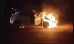 सड़क पर दौड़ती स्विफ्ट में लगी आग- जलता गोला बनी कार में सवार लोगों.. सड़क पर दौड़ती स्विफ्ट में लगी आग- जलता गोला बनी कार में सवार लोगों..