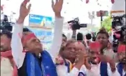 अंबेडकर जयंती पर अखिलेश यादव ने किया लाल एवं नीले का मेल अंबेडकर जयंती पर अखिलेश यादव ने किया लाल एवं नीले का मेल