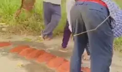 मंदिर में की गई तोड़फोड़ के बाद गांव में बना तनाव- मरम्मत कराकर.... मंदिर में की गई तोड़फोड़ के बाद गांव में बना तनाव- मरम्मत कराकर....