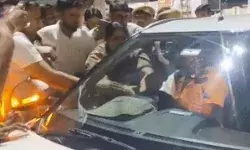 नाम पट्टिका को लेकर घमासान- MLA ने BJP नेता से की मारपीट नाम पट्टिका को लेकर घमासान- MLA ने BJP नेता से की मारपीट