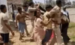 फिर पिटी पुलिस- आरोपी को पकड़ कर ले जा रही पुलिस पर हमला फिर पिटी पुलिस- आरोपी को पकड़ कर ले जा रही पुलिस पर हमला