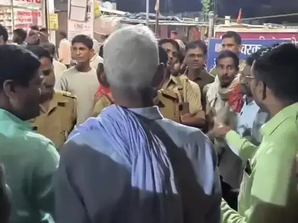 पुलिस की चेकिंग से चली गई बुजुर्ग की जान- अस्पताल ले जाते समय... पुलिस की चेकिंग से चली गई बुजुर्ग की जान- अस्पताल ले जाते समय...