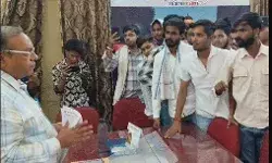 भददे मैसेज भेजने वाले प्रिंसिपल के खिलाफ सड़क पर उतरी छात्राएं भददे मैसेज भेजने वाले प्रिंसिपल के खिलाफ सड़क पर उतरी छात्राएं