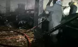 शाहीन बाग में आग का तांडव- कई गाड़ियां जलकर हुई खाक शाहीन बाग में आग का तांडव- कई गाड़ियां जलकर हुई खाक